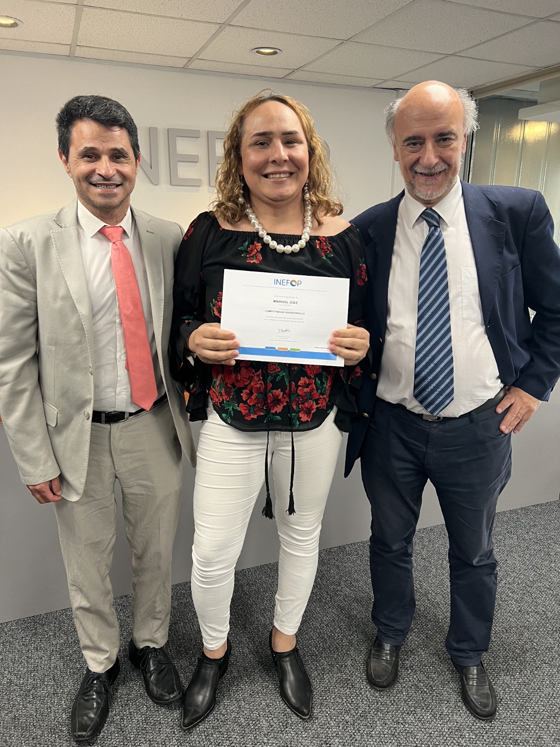 Marisol Díaz de Cordova recibiendo un certificado en una actividad de INEFOP