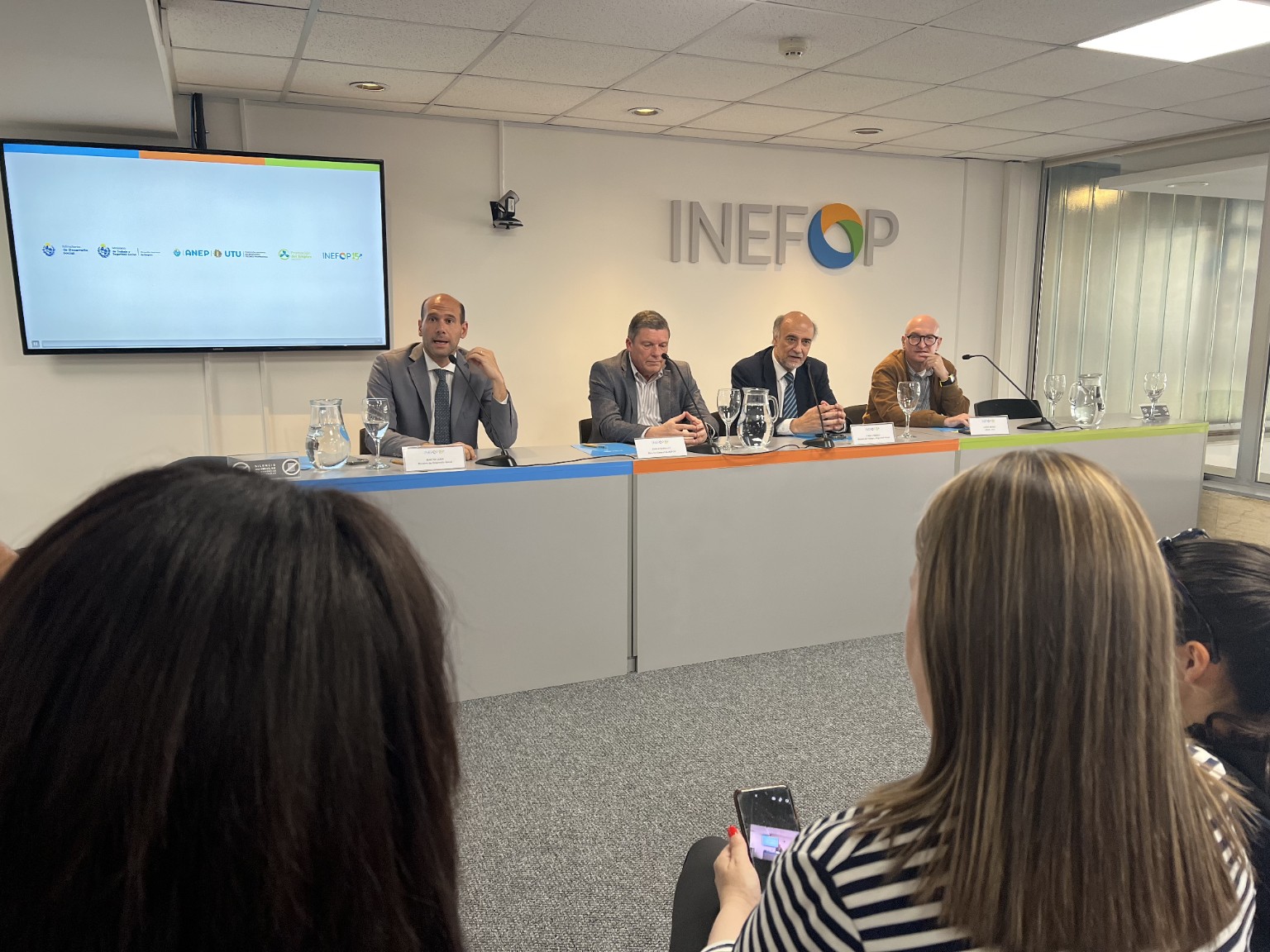 Panel de autoridades durante una actividad en INEFOP