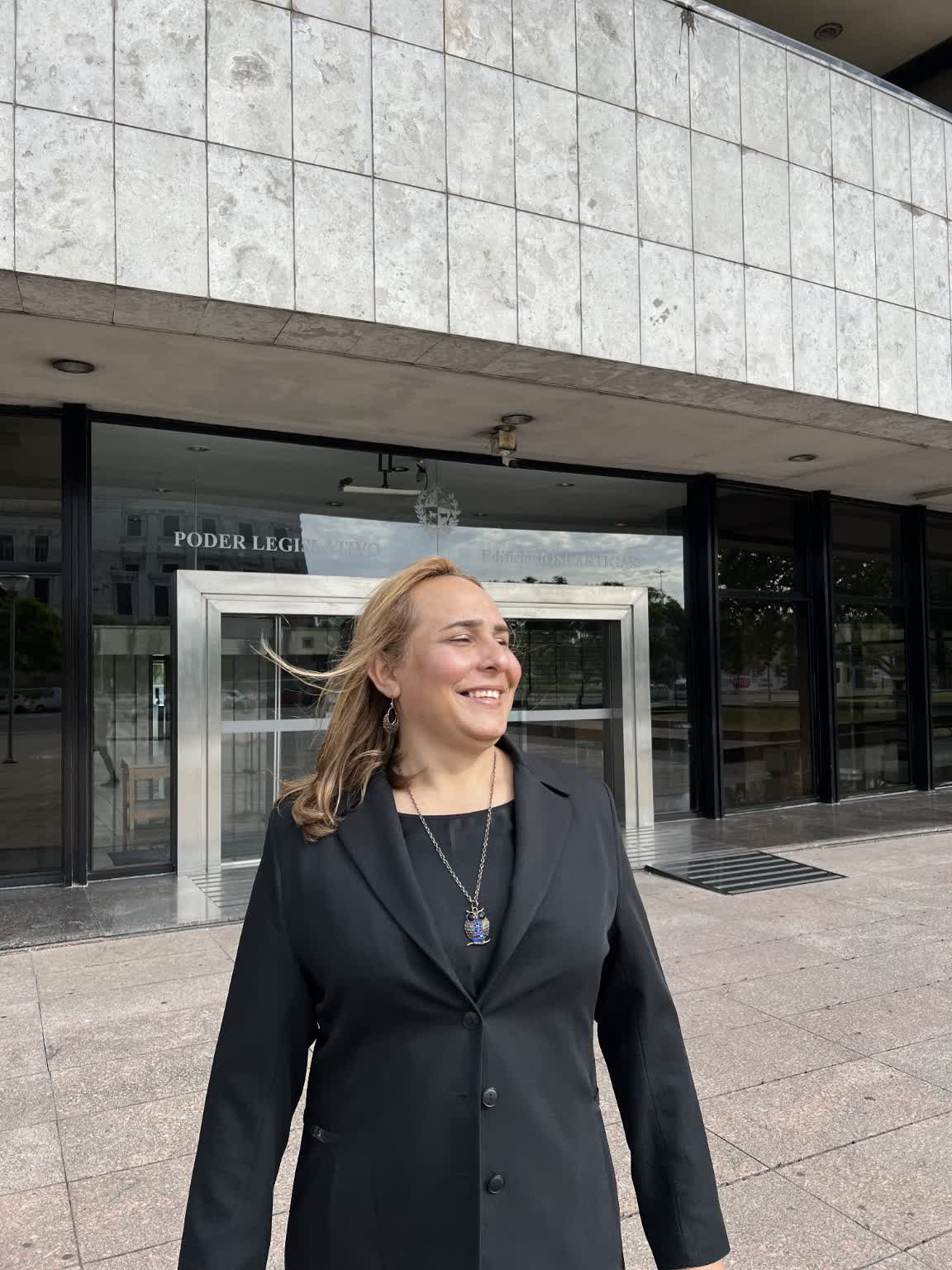 Marisol Díaz de Cordova frente al Palacio Legislativo de Uruguay