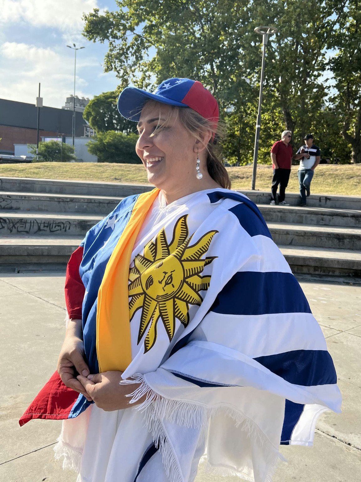 Marisol con las banderas de Uruguay y Venezuela
