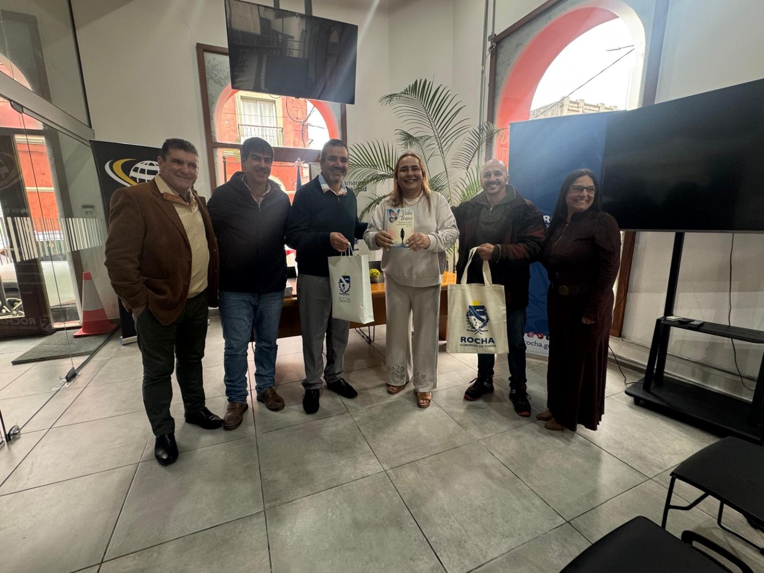 Marisol Díaz de Cordova junto a autoridades y organizadores de la presentación en Rocha
