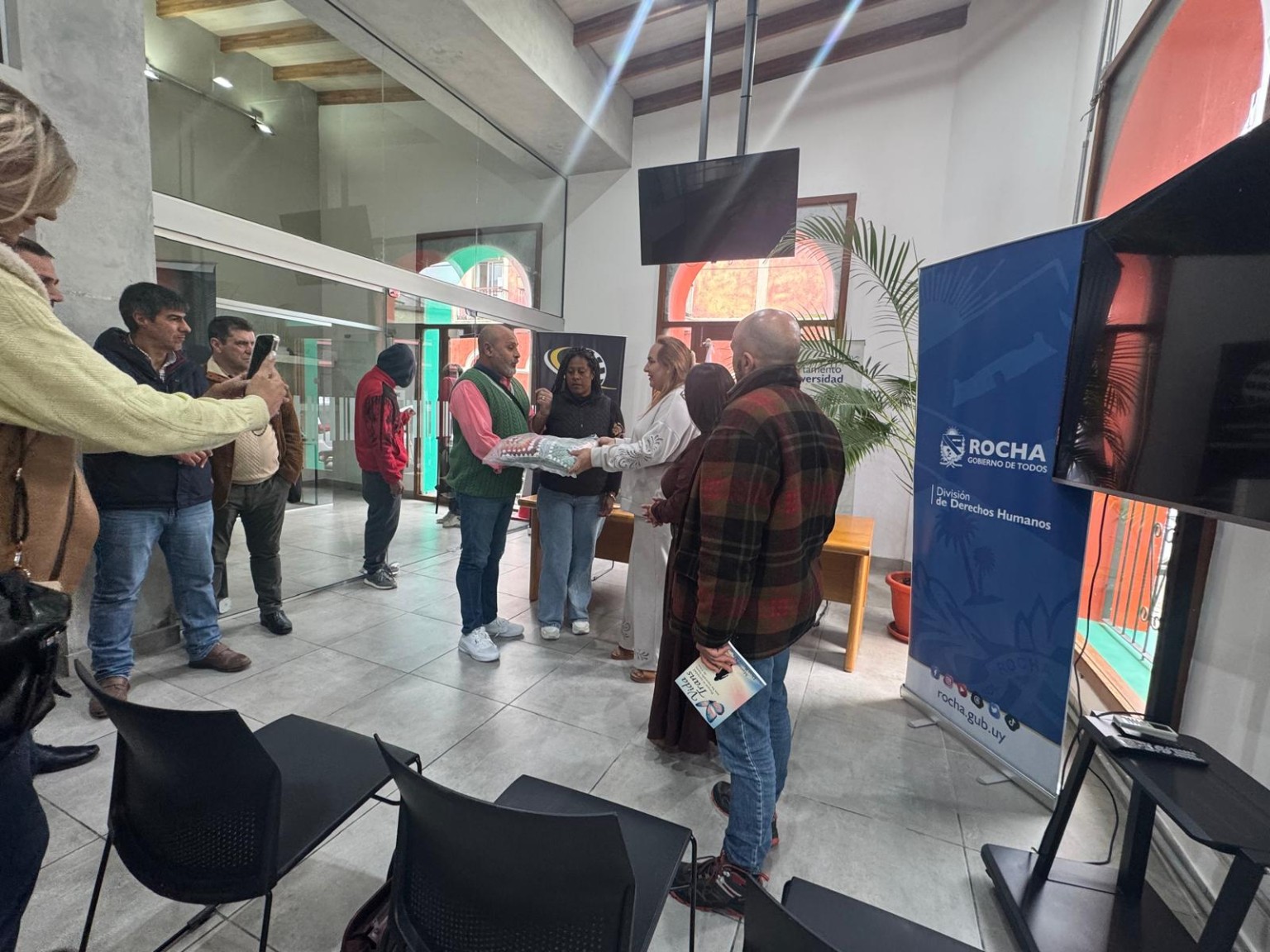 Entrega de un reconocimiento a Marisol Díaz de Cordova durante la actividad en Rocha