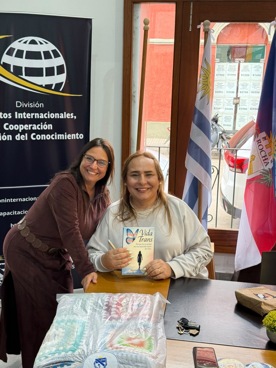 Marisol Díaz de Cordova firmando ejemplares de Vida Trans en Rocha
