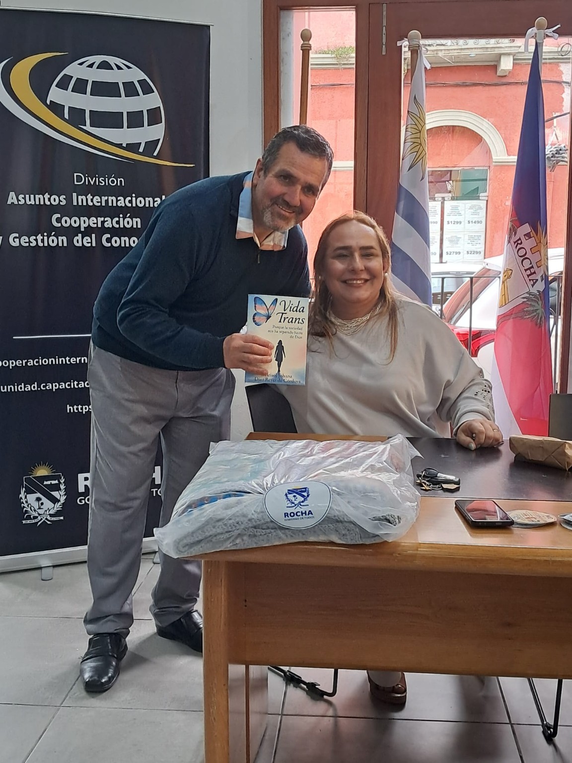 Marisol Díaz de Cordova con Vida Trans junto a un representante institucional de Rocha