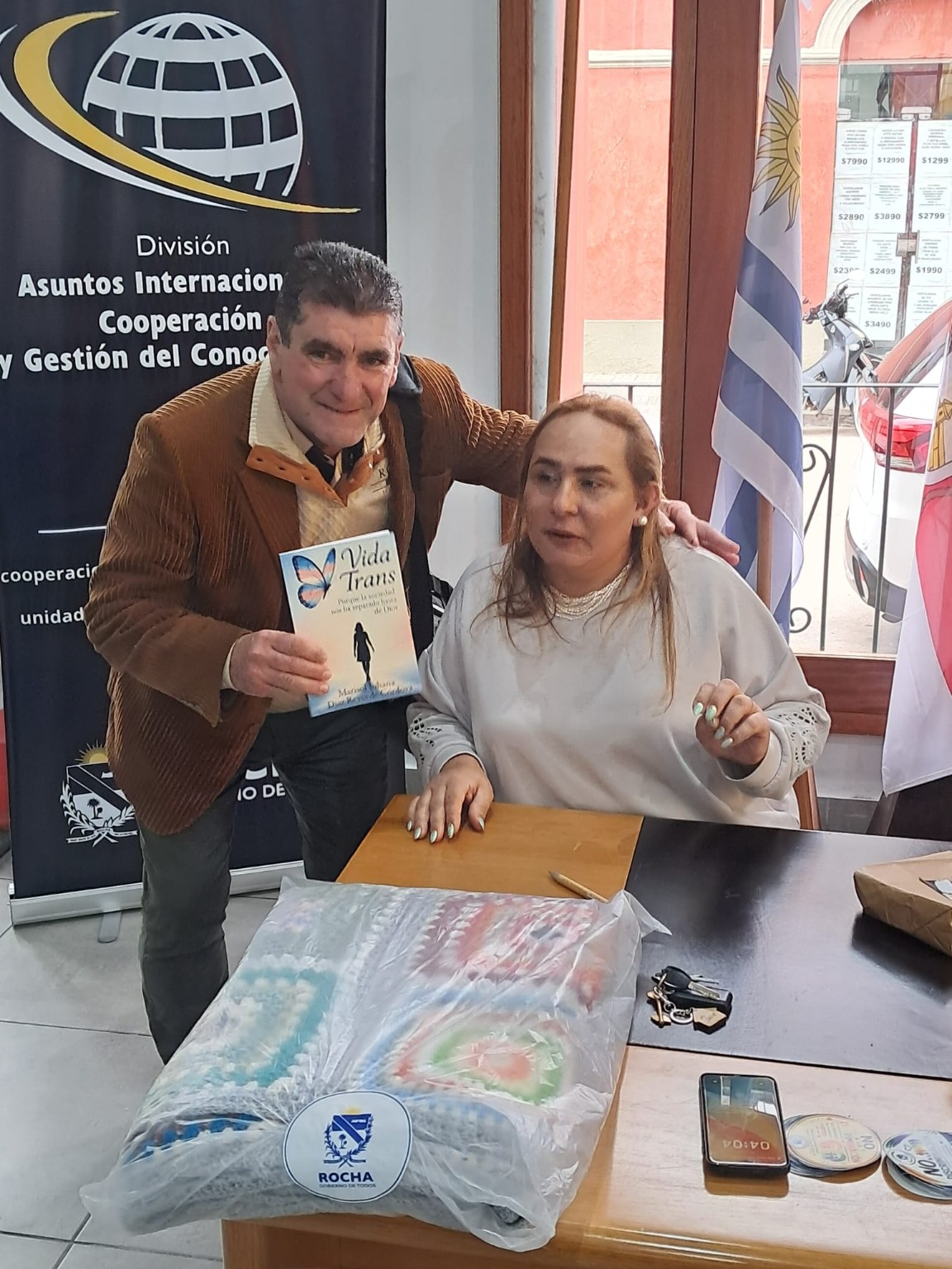 Marisol Díaz de Cordova con un lector que sostiene el libro Vida Trans